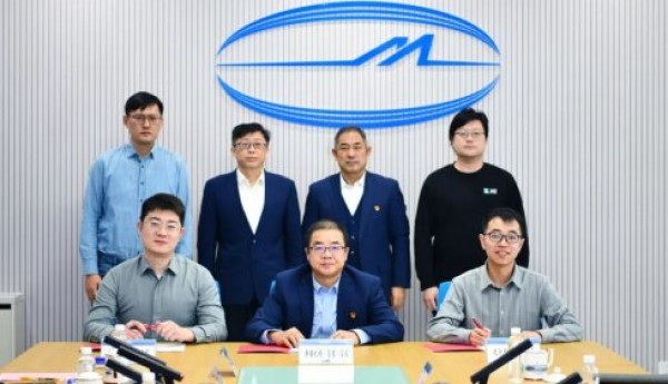 九识无人车驶入新疆机场！三方战略合作开启智慧民航新场景