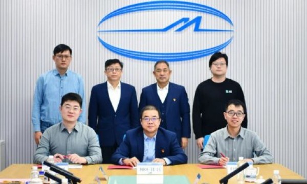 九识无人车驶入新疆机场！三方战略合作开启智慧民航新场景